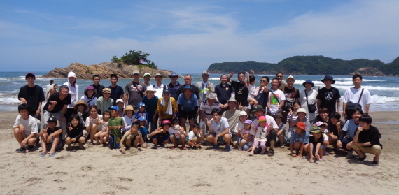 青谷こども学園との地引網交流